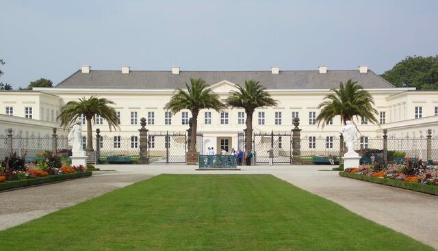 In der Sommerresidenz, die ihr Mann Ernst August in Herrenhausen umbenannt hatte, fühlte sie sich bedeutend wohler. Dort hatte sie Luft zum atmen.