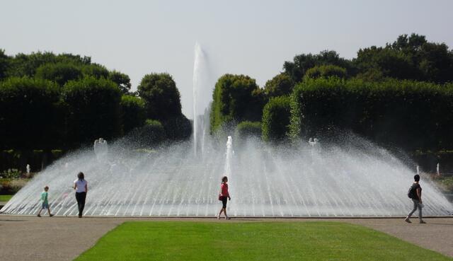 ...befindet sich die Glockenfontäne.
