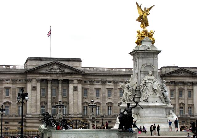 Von da an wurde das Kurfürstentum Hannover für einen Zeitraum von 123 Jahren von London aus regiert. Und das Haus Hannover sollte bis zum Jahr 1901, bis zum Tod der großen Viktoria, die englischen Könige stellen. Ihr Denkmal steht vor dem Buckingham-Palast.