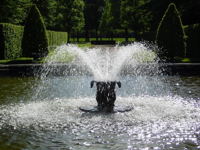 Den Mittelpunkt bildet je ein kleiner Springbrunnen.