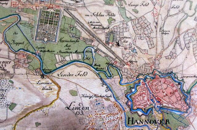 Dessen Nachfolger, Herzog Ernst August, der später Kurfürst werden sollte, baute Sommerresidenz und Garten aus. Karte der Kurhannoverschen Landesaufnahme von 1782. Gut erkennbar die lange Herrenhäuser Allee, die Stadt- und Sommerresidenz verbindet. Rechts davon Schloss Monbrillant.