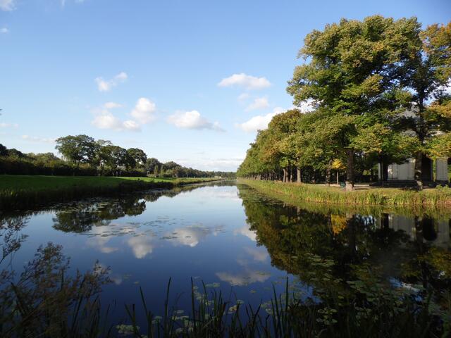 So wurde zu dieser den Garten prägenden Zeit nach holländischem Vorbild die Graft angelegt, ein breiter Kanal der den Großen Garten von drei Seiten umgibt.