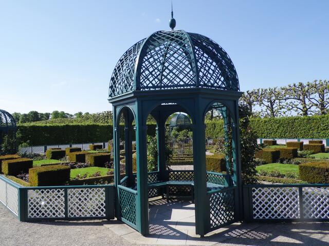 Nebenan der Rosengarten.