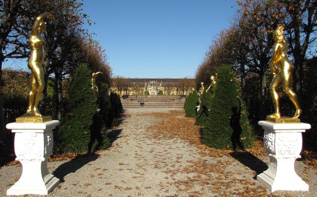 Im Gartentheater hat sich Sophie Kömödien von Molière angeschaut. Aber auch Bälle und Maskeraden waren attraktive Veranstaltungen. Heute wird dort Shakespears Sommernachtstraum aufgeführt. An einem lauwarmen Sommerabend macht das viel Freude.