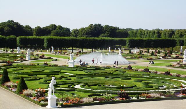 Und dort ging sie nun ihrer Leidenschaft nach, dem Anlegen eines Barockgartens. Das sollte ihr hauptsächlicher Lebensinhalt werden. Und sie war es in erster Linie, die den Garten prägte, auch wenn sich dieser später noch verändern sollte.