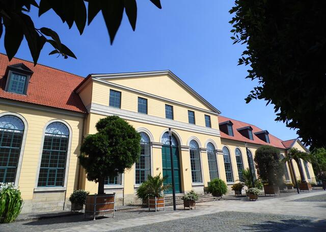 Zur Linken das Galeriegebäude, zur Rechten die Orangerie, die 1705 erbaut wurde, um im Winter die große Sammlung der exotischen, frostempfindlichen Pflanzen aufnehmen zu können.