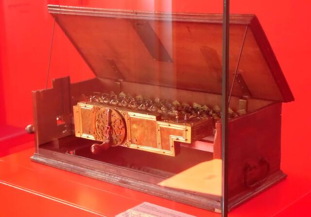 Dieser war ein Genie auf vielen Gebieten. So konstruierte er auch diese erste Rechenmaschine, den Vorgänger aller Computer. Sie konnte Addieren, Subtrahieren, Multiplizieren und Dividieren. (Schlossmuseum)