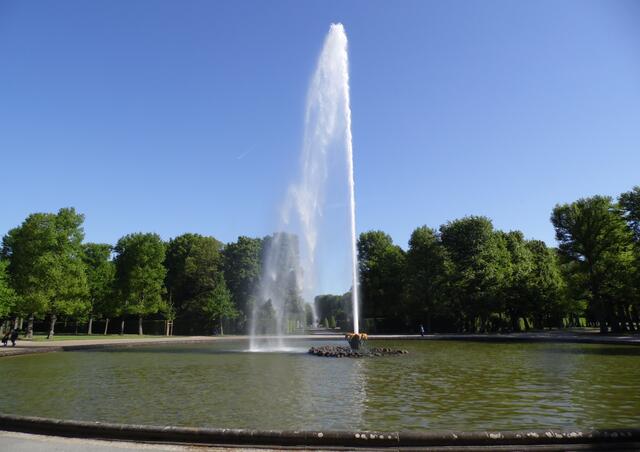 Nach der Fertigstellung der Wasserkunst am Leinekanal, sprang sie auf die für damals große Höhe von 35 Metern.