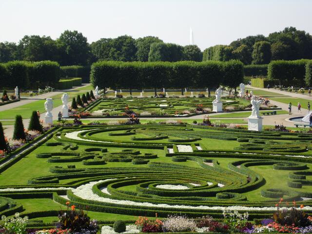 Damit fiel der Große Garten in einen Dornröschenschlaft. Das war ein Glück, denn dadurch hat er sich nur wenig verändert und ist ähnlich erhalten geblieben, wie er zu Sophies Zeiten war.