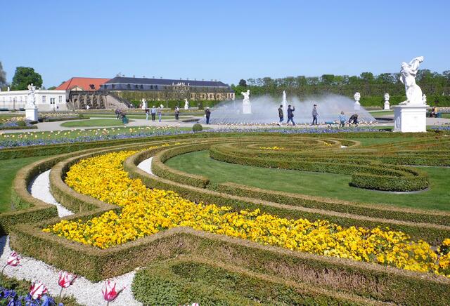 Zu den unterschiedlichen Jahreszeiten wird die Beflanzung entsprechend verändert. Ein Heer von Gärtnern ist dafür zuständig.