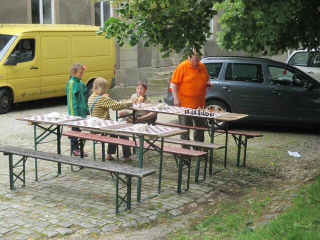 wer kann schon mal so einfach mit einem richtigen Schachmeister spielen...