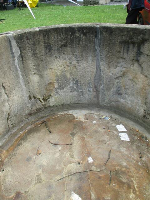 sogar der dreckichste Sandsteinbrunnen in einem Welterbeantragsgebiet war sauber aufgeräumt...