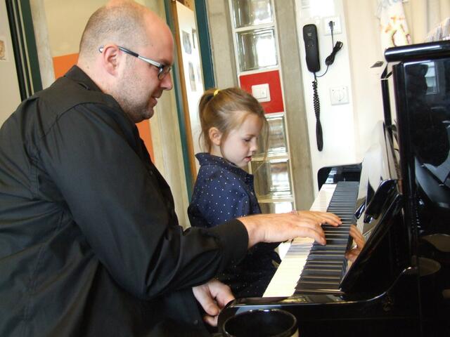 Die sechsjährige Lilly probierte beim Tag der offenen Tür in der Sing- und Musikschule Gersthofen das Klavier aus. Musiklehrer Christian Schmerder staunte dabei über ihre Fingerfertigkeit.