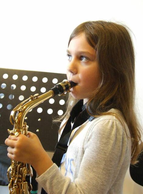 Das große Saxofon in kleinen Händen.