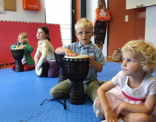 Die Trommeln fanden bei vielen Kindern großen Anklang. Hier konnte man nach Herzenslust laute Töne erzeugen.