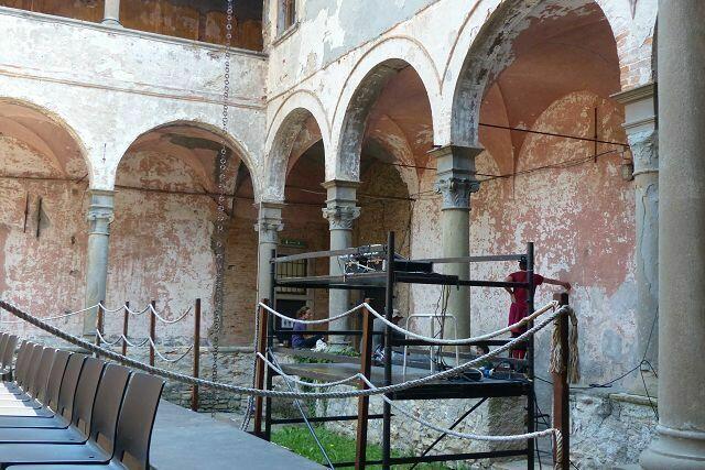 Innenhof --- wird gerade von Künstlern als Bühne verwendet