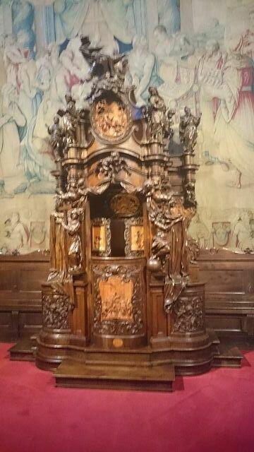 geschnitzter Beichtstuhl in der Basilica aus Nussholz und Buchsbaumholz