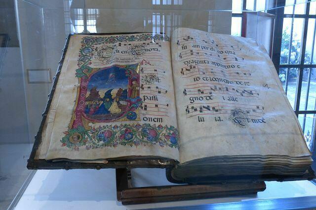 500 Jahre altes Buch in der Bibliothek