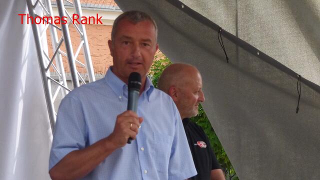 Der Günzburger Oberbürgermeister Gerhard Jauernig bei der Eröffnung des Guntiafest. Im Hintergrund Donau 3 FM Moderator Harry Kit