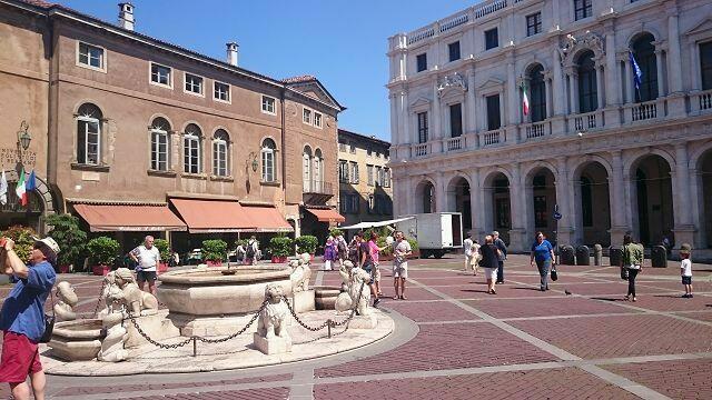 Piazza Vecchia ...... in der Mitte mit Löwenbrunnen rechts die Bibliothek