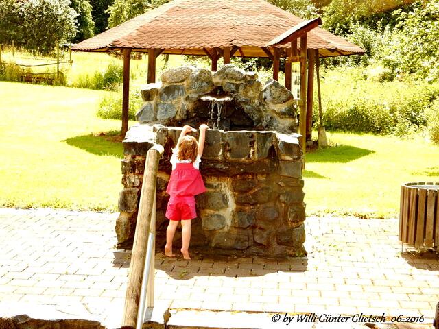 Sehnsucht nach einer Abkühlung an dem nahen Wassertretbecken mit dem hübschen Brunnen.