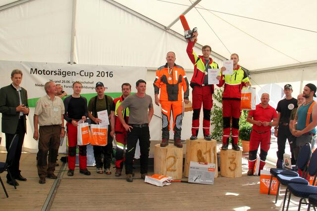 Siegerehrung Niedersachsen Klasse mit Vize Präsident der NLF Klaus Jänich (l.) Leiter der NFBz Ulrich Stolzenburg (2.v.l.) den Wettkampf-Teilnehmern und Plazierten um Meister Philip Sander | Foto: NLF