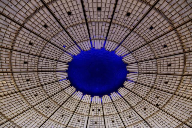 Der blaue Schimmer um die Deckenöffnung im Kuppelsaal erweckt den Eindruck, unter dem offenen Nachthimmel zu sitzen (Foto: Katja Woidtke)
