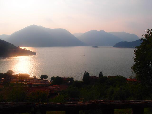 Blick von der via valeriana :Monteisola rechts, links davon floating piers zur kl. Isola di San Paolo.