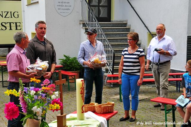 Verabschiedung des Vorgängers und Ehrung eines weiteren verdienten Bürgers durch den neuen Ortsvorsteher und seine Stellvertreterin.