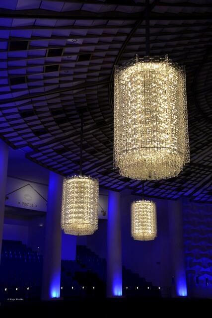 Die Kristalleuchter des Kuppelsaals wurden auf moderne LED-Technik umgestellt (Foto: Katja Woidtke)
