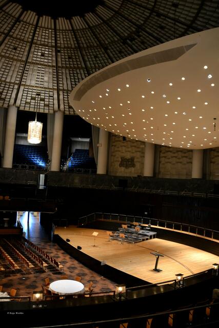 Kuppelsaal mit dem großen Deckenreflektor, der von den Hannoveranern auch liebevoll "Kartoffel" genannt wurde vor der Renovierung (Foto: Katja Woidtke)
