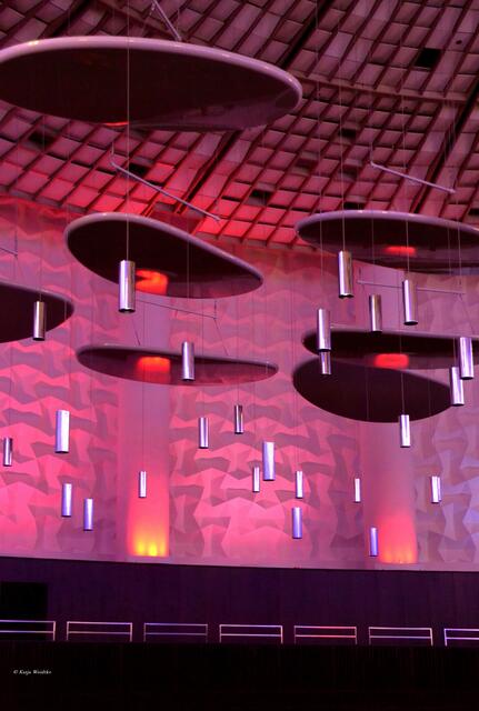 Das neue Lichtkonzept setzt die Bühne des Kuppelsaals gekonnt in Szene (Foto: Katja Woidtke)