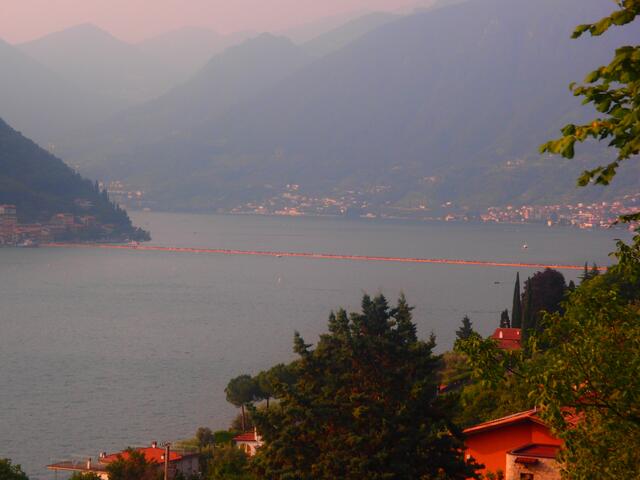 Blick von der via valeriana : floating piers( passerella), welcher Sulzano mit dem Monteisola verbindet: ein leuchtend orangefarbenes Band.