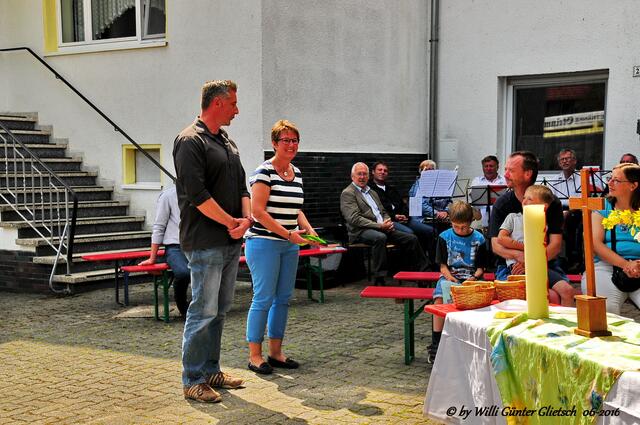 Der Ortsvorsteher und seine Stellvertreterin eröffnen das Fest