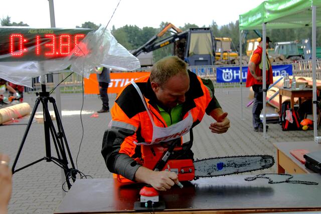 Martin Franz beim Kettenwechseln mit der Superzeit von 13.86 Sekunden