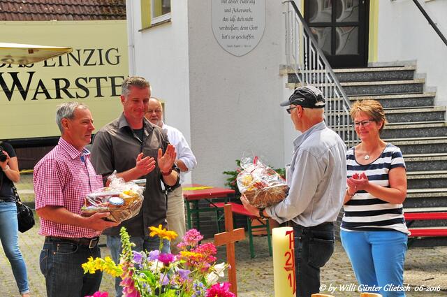 Verabschiedung des Vorgängers Heinrich Hauer u. Ehrung eines weiteren verdienten Mitbürgers durch den neuen Ortsvorsteher Michael Kopleck u. seiner Stellvertreterin St. Grede. Im Hintergrund der langjährige ehemalige OV Helmut Münch.