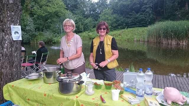 Die fleißigen Helfer Marianne und Anneliese