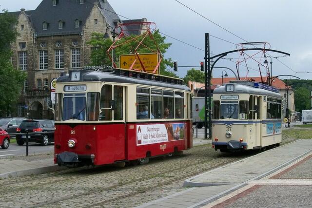 Wagen 37 und 51 an der Haltestelle Theaterplatz