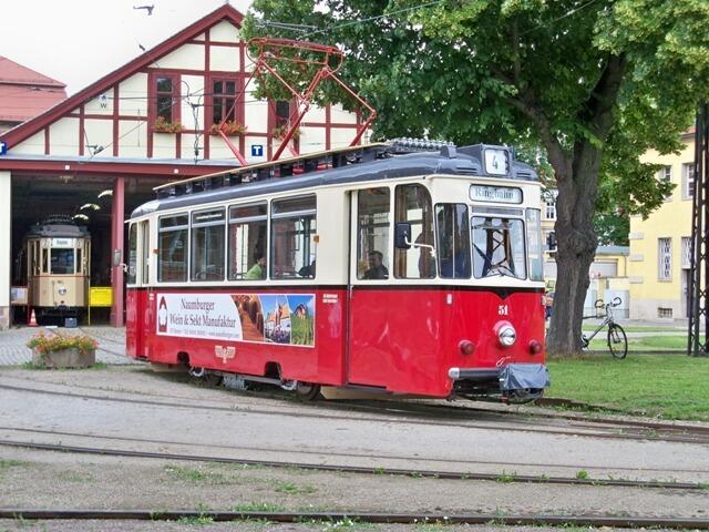 Wagen 51 vor dem Depot. Im Hintergrund Wagen 17