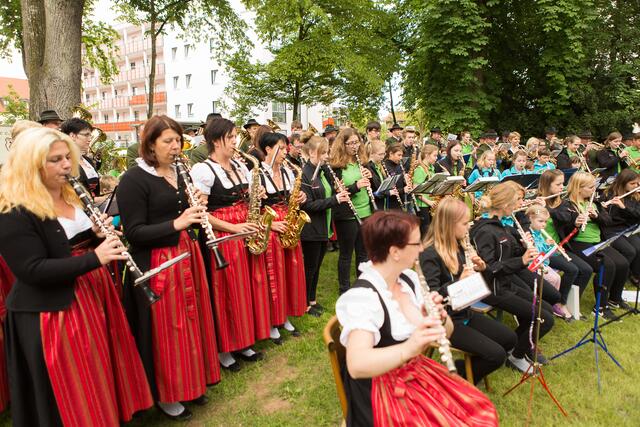 Der Gemeinschaftschor der 4 SGL-Orchester mit etwa 120 Musikanten: Das Vororchester, die SGL-Jugendkapelle, die SGL-Seniorenkapelle und die SGL-Werkskapelle | Foto: Patrizia Lofner