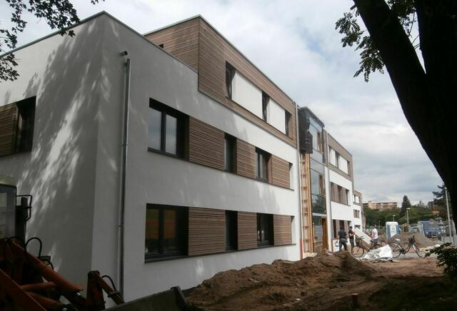 28. Juni 2016: Die Gerüste wurden schon entfernt. Im Wesentlichen nur noch Außenarbeiten zu erledigen.. Die ersten Mieter sind schon eingezogen.