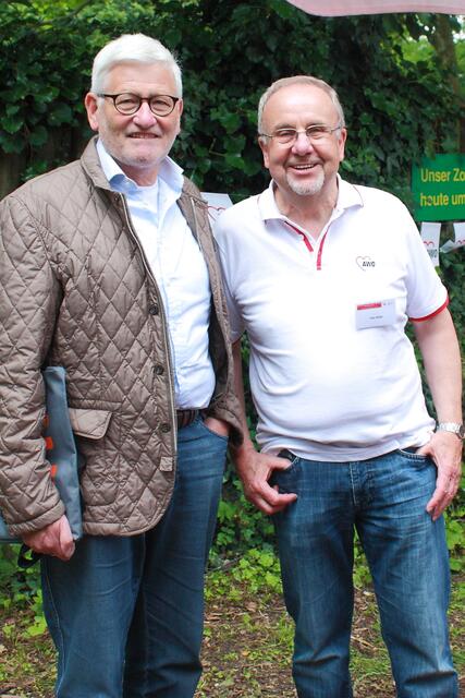 AWO-Schwaben-Präsidiumsvorsitzender Dr. Heinz Münzenrieder (li.) und Ortsvereinsvorsitzender Otto Müller am Infostand.