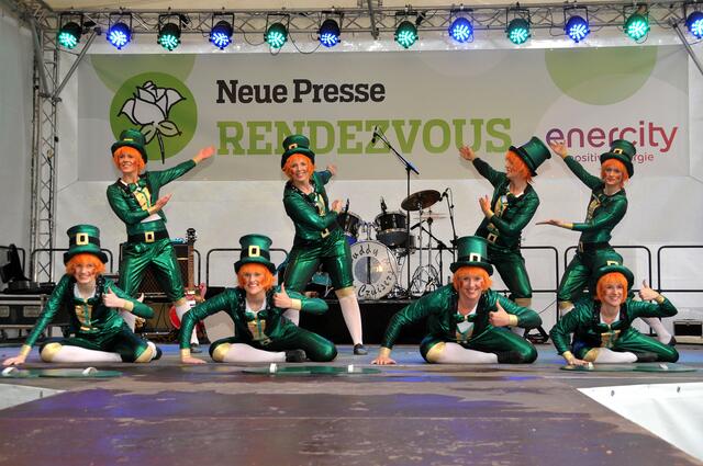 Tanz der Kobolde: Die Mittelfelder Narren waren zu Gast im Stadtpark.