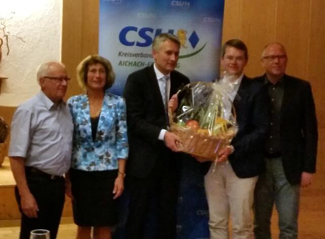 Ein Dankeschön in Form eines Gebußkorbes für den Bundestagsabgeorneten.