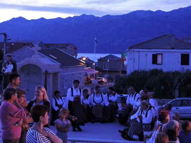 Das Fest geht bis in die Nacht.                                      Im Hintergrund das Velebit Gebirge.