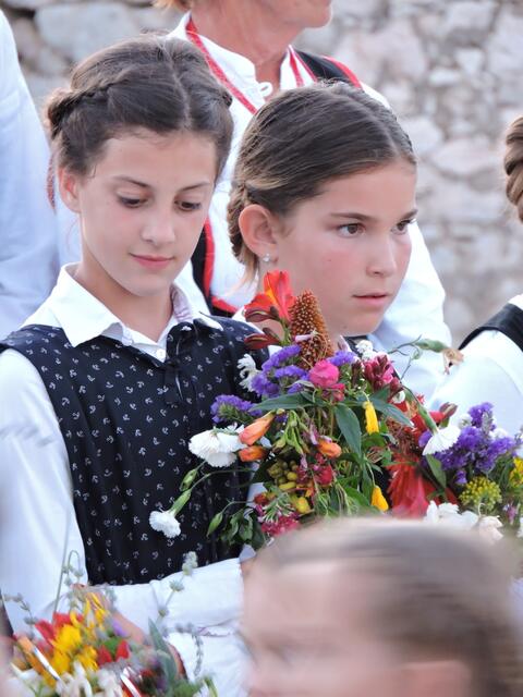 Trachten und Blumen.