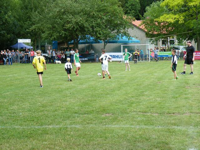 44. Letzter Anstoß und zugleich Abpfiff - Endstand 6:3 für die jungen Spieler des Oberdorfs.