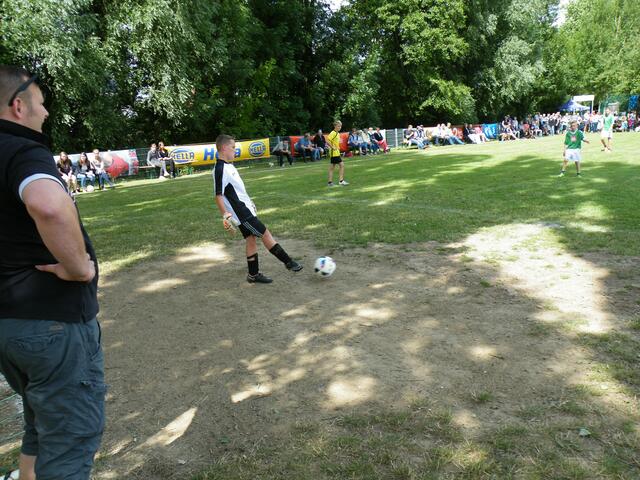 31. Das Unterdorf-Team wechselte den Torwart; "Tutti" im weißen Trikot ersetzte Phillip (gelb), nun als Feldspieler eingesetzt.