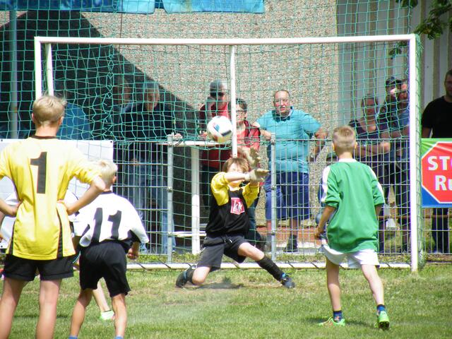 35. dto.; Johannes Rokahr (Oberdorf-Torwart) pariert erstklassig einen Torschuss.