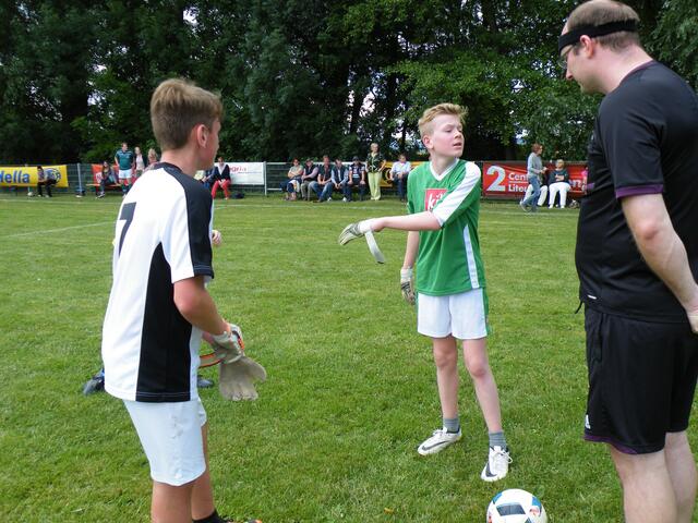 45. "Ede" Symolka und Jannik Schnabel (grün) treten zum Torschützen-Duell an. Beide erzielten im Spielverlauf jeweils drei Tore.